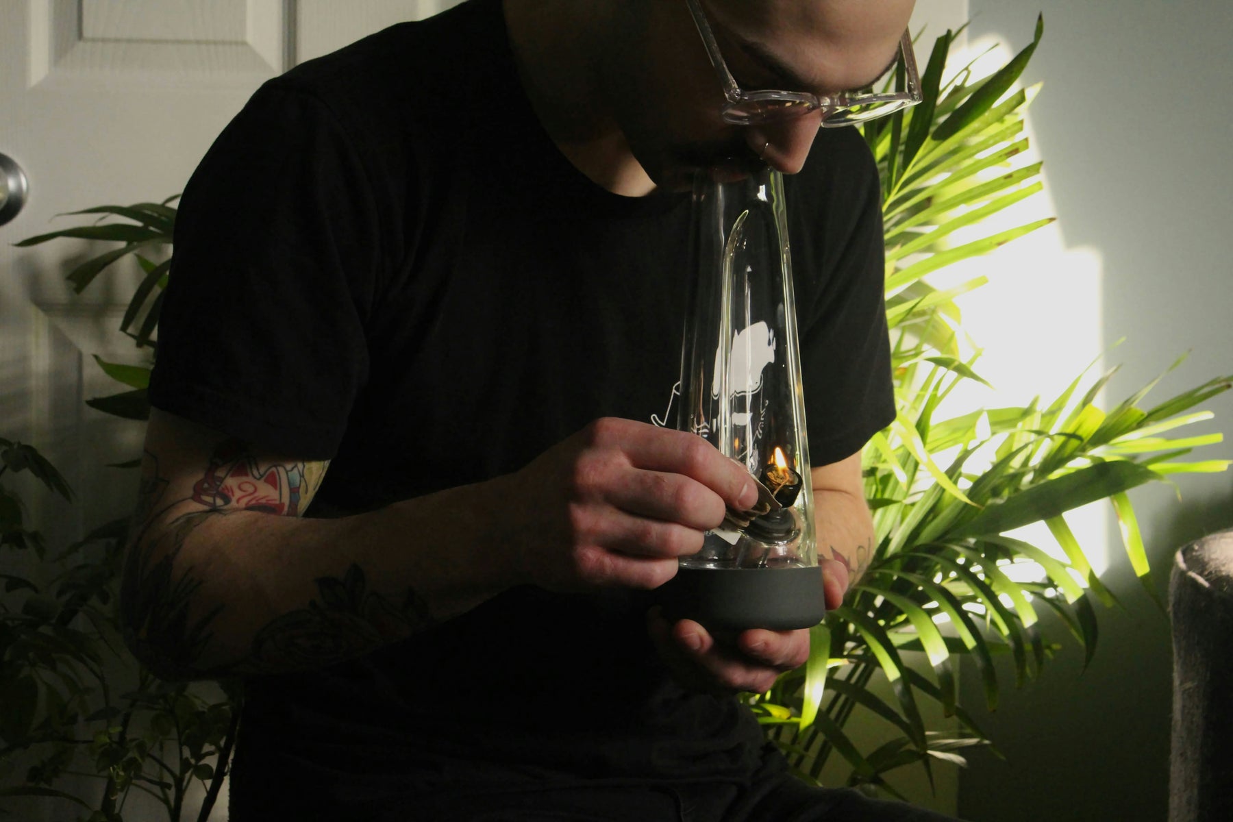 Benefits of Using water pipes or a bong to smoke dry flower-MJ Wholesale