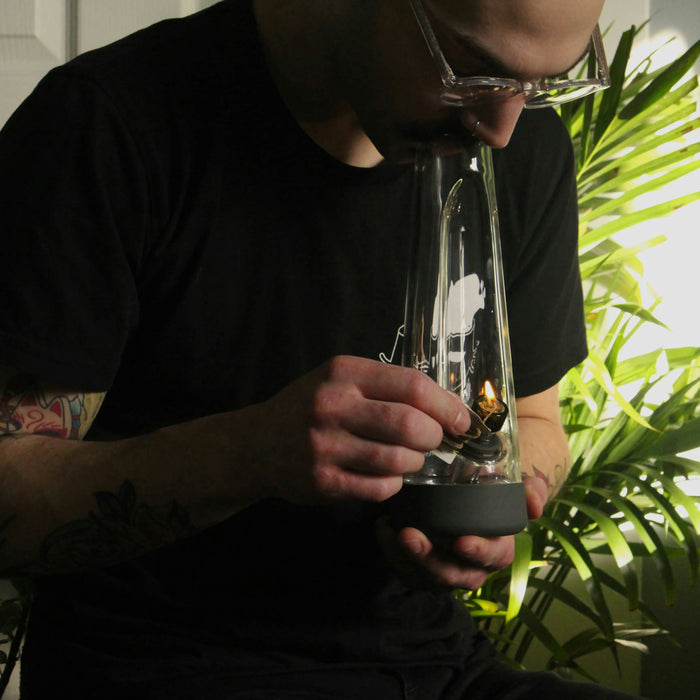 Benefits of Using water pipes or a bong to smoke dry flower-MJ Wholesale